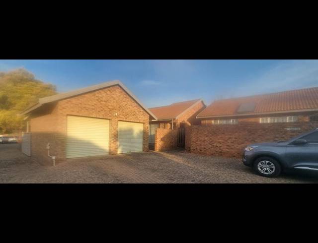 3 BEDROOM TOWNHOUSE FOR SALE IN ELDORAIGNE